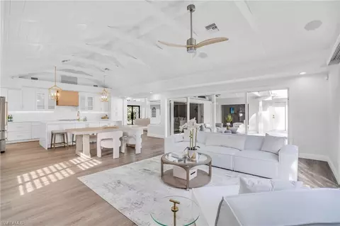 645 Park Shore Dr, Naples, FL 34103