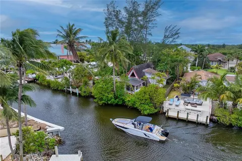 3261 Lakeview Dr, Naples, FL 34112
