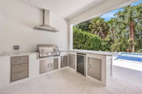 Kitchen - 1470 Serrano Cir, Naples, FL 34105 photo 6 of 7