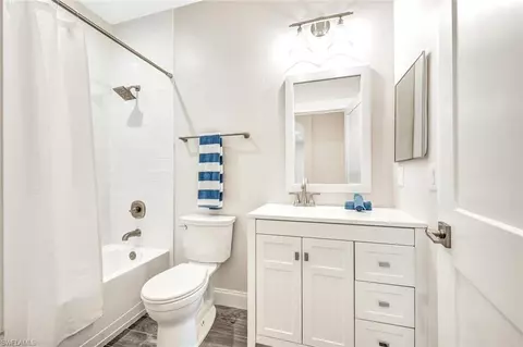 Bath - 1470 Serrano Cir, Naples, FL 34105 photo 4 of 5
