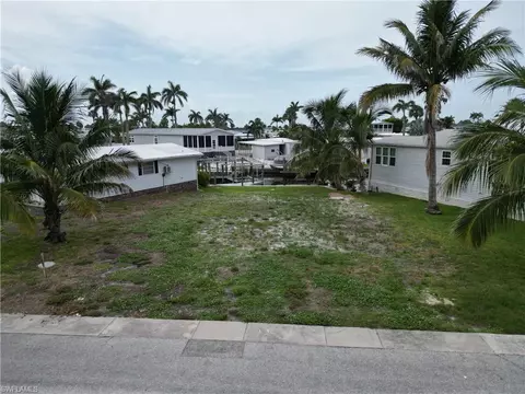11271 Azalea Ln, Fort Myers Beach, FL 33931