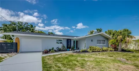 922 Dolphin Dr, Cape Coral, FL 33904