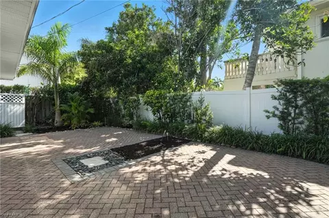 721 9th St S #4, Naples, FL 34102