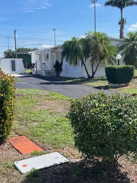 2095 Flowers Dr, Fort Myers, FL 33907