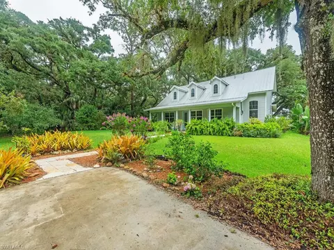 21950 N River Rd, Alva, FL 33920