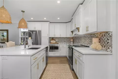 Kitchen - 2832 Weeks Ave, Naples, FL 34112 photo 7 of 9