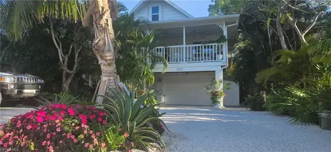 2832 Weeks Ave, Naples, FL 34112