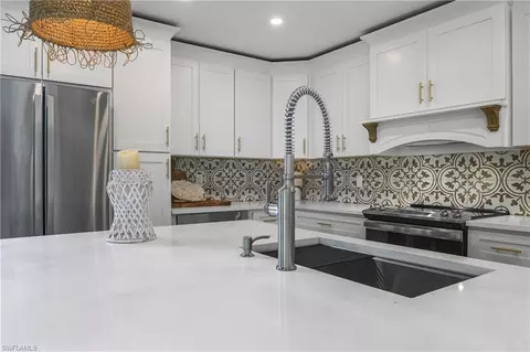 Kitchen - 2832 Weeks Ave, Naples, FL 34112 photo 3 of 9