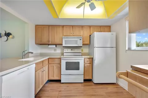 Kitchen - 1018 Manatee Rd #E302, Naples, FL 34114 photo 2 of 2