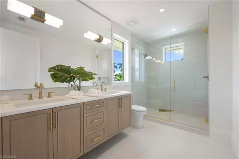 Bath - 581 14th Ave S, Naples, FL 34102 photo 8 of 9