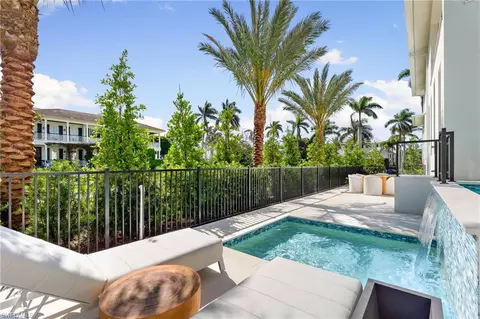 Exterior - 581 14th Ave S, Naples, FL 34102 photo 5 of 6