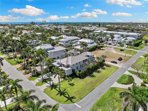 View/Area - 581 14th Ave S, Naples, FL 34102 photo 3 of 4