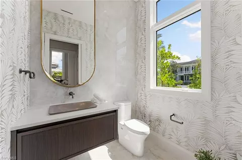 Bath - 581 14th Ave S, Naples, FL 34102 photo 5 of 9
