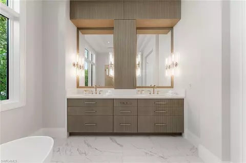 Bath - 581 14th Ave S, Naples, FL 34102 photo 2 of 9