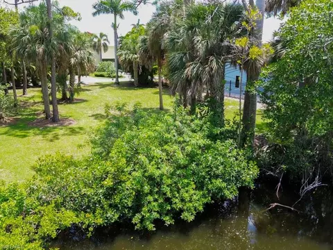 1675 Avion Pl, Naples, FL 34104 photo 12