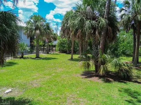 1675 Avion Pl, Naples, FL 34104 photo 5