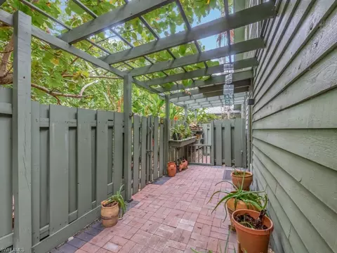 Exterior - 1271 Solana Rd #E4, Naples, FL 34103 photo 5 of 6