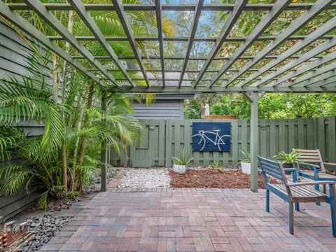 Exterior - 1271 Solana Rd #E4, Naples, FL 34103 photo 2 of 6
