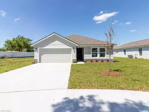 418 Jacaranda Pkwy E, Cape Coral, FL 33909