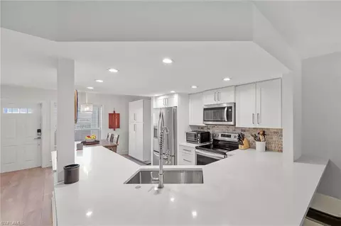 876 Gulf Pavilion Dr #105, Naples, FL 34108