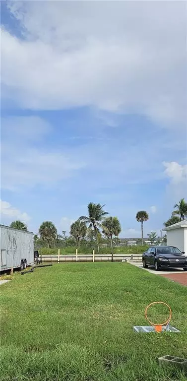 865 Oak St, Fort Myers Beach, FL 33931