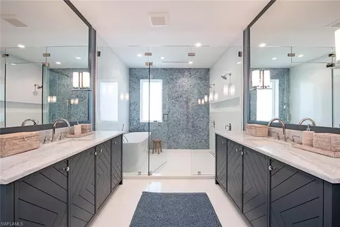 Bath - 3163 Gin Ln, Naples, FL 34102 photo 2 of 2
