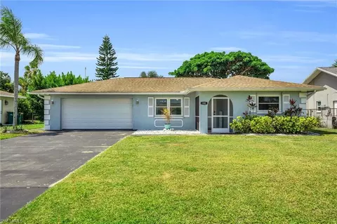 130 Mentor Dr, Naples, FL 34110