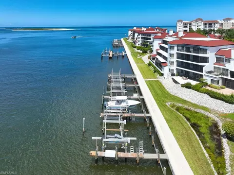 324 La Peninsula Blvd #324, Naples, FL 34113