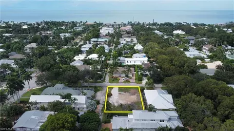 76 4th St N, Naples, FL 34102