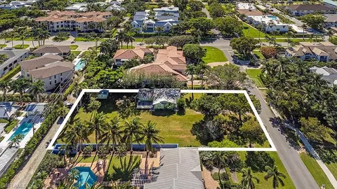 955 6th St S, Naples, FL 34102
