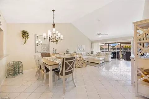 700 Saratoga Cir #B204, Naples, FL 34104
