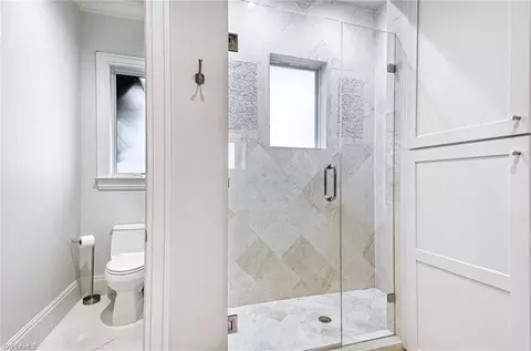 Bath - 565 Fairway Ter, Naples, FL 34103 photo 5 of 9