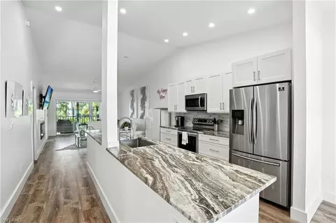 876 Gulf Pavilion Dr #201, Naples, FL 34108