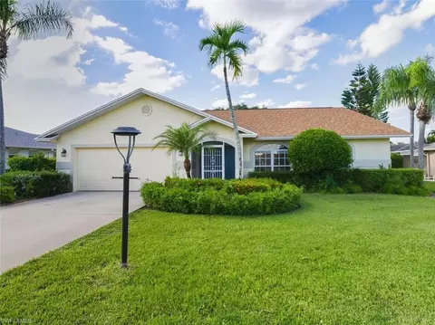 121 Estelle Dr, Naples, FL 34112