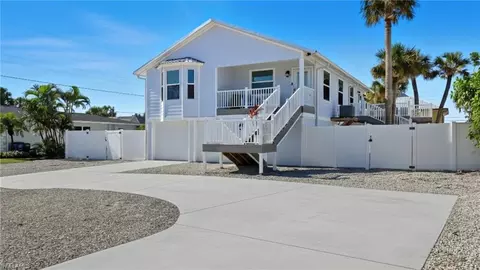 7868 Buccaneer Dr, Fort Myers Beach, FL 33931