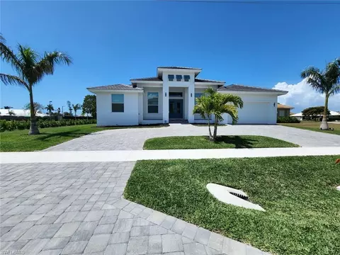 108 Gulfstream St, Marco Island, FL 34145