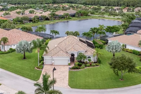 9052 Graphite Cir, Naples, FL 34120