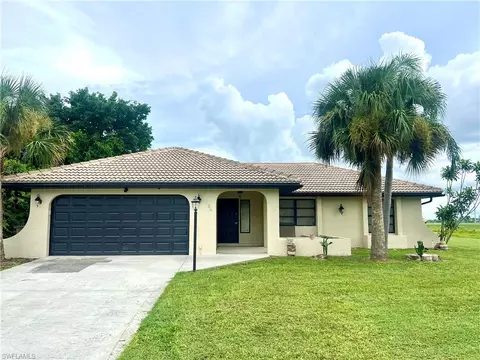 834 Gardenside Ct, Lehigh Acres, FL 33936