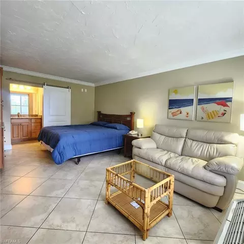2555 9th St N #137, Naples, FL 34103