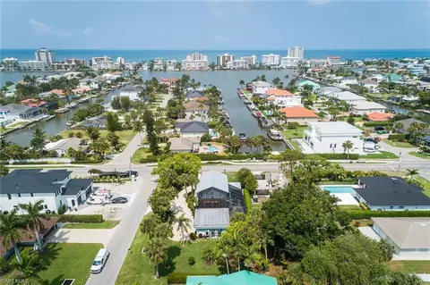 View/Area - 9602 Vanderbilt Dr, Naples, FL 34108 photo 5 of 6