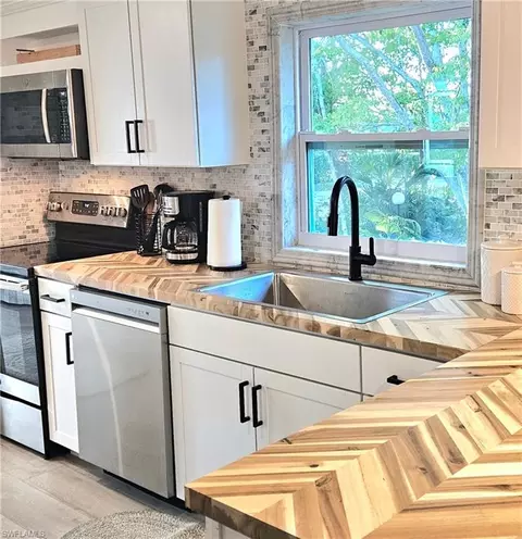 Kitchen - 3411 Basin St, Naples, FL 34112 photo 3 of 4