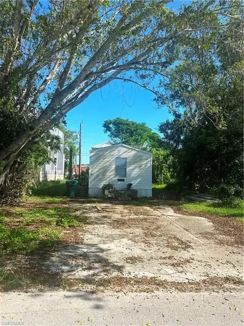 3069 Lunar St, Naples, FL 34112