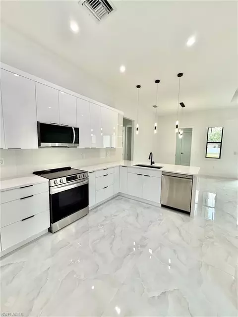 Kitchen - 2135 Della Dr, Naples, FL 34117 photo 2 of 3