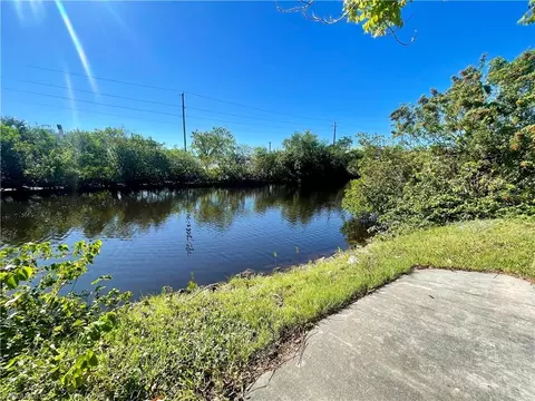 555 13th St N, Naples, FL 34102