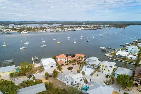 391 Palermo Cir, Fort Myers Beach, FL 33931