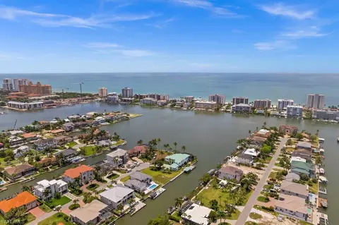 371 Bayside Ave, Naples, FL 34108