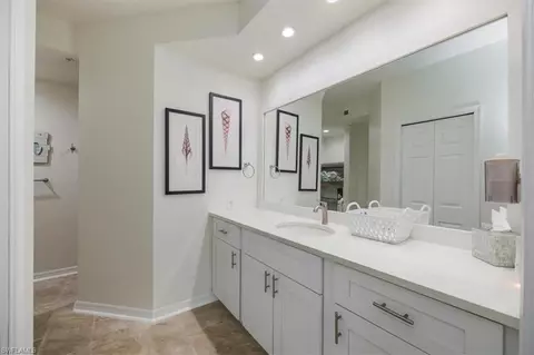 Bath - 545 11th Ave S #104, Naples, FL 34102 photo 1 of 4