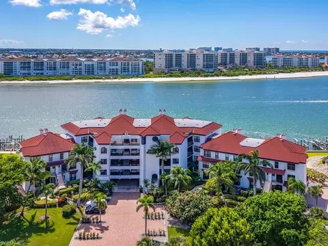 421 La Peninsula Blvd #421, Naples, FL 34113