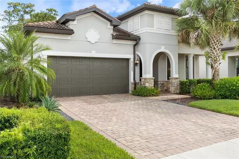 9406 Greyhawk Trl, Naples, FL 34120