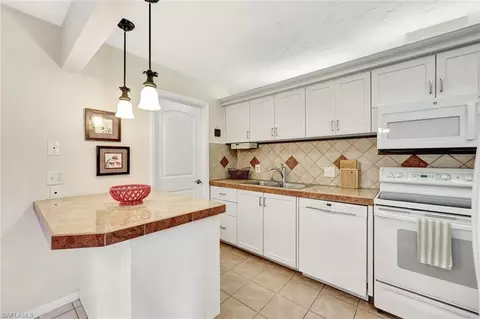 Kitchen - 788 Park Shore Dr #E39, Naples, FL 34103 photo 2 of 2